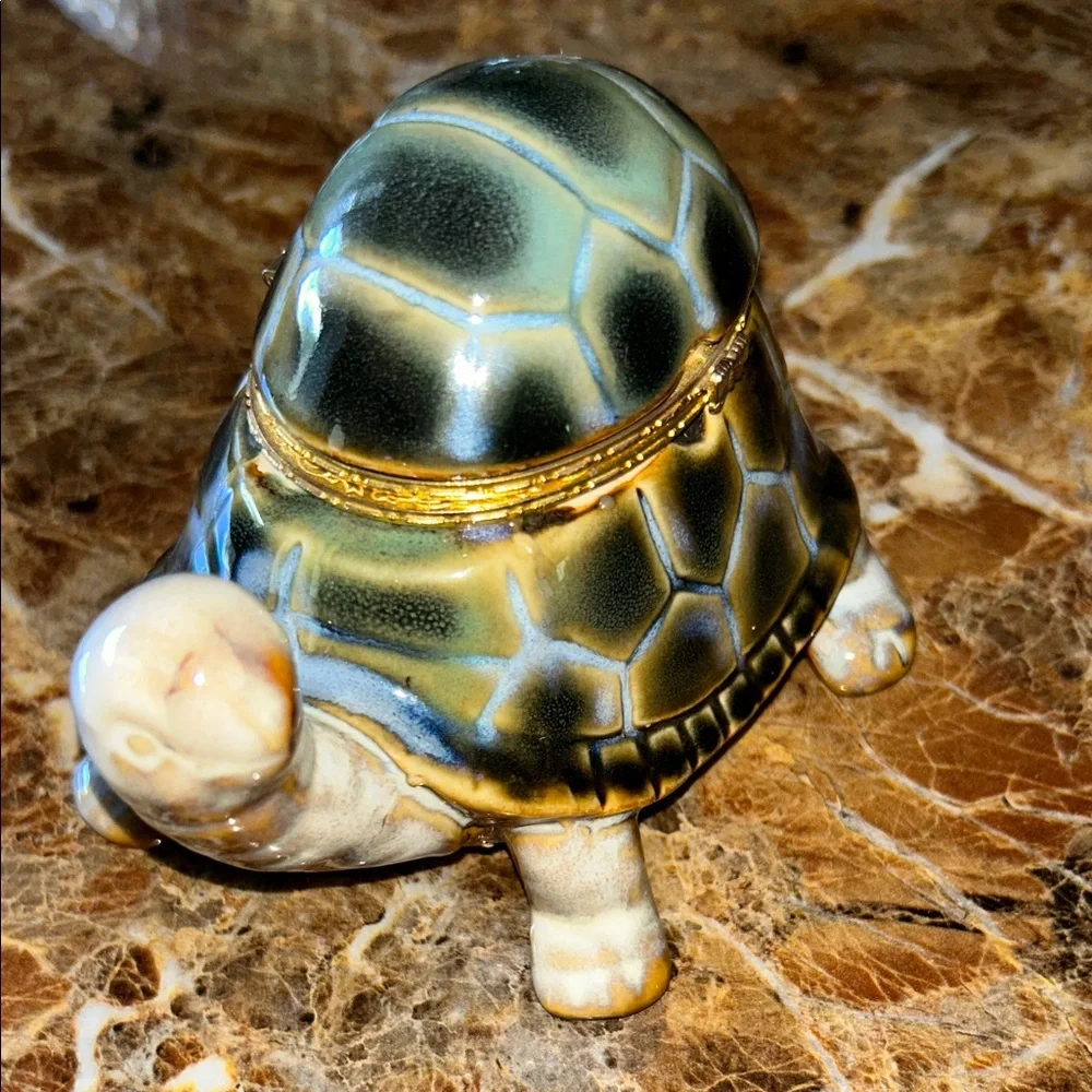 Vintage Ceramic Turtle Trinket Box.3.5 tall